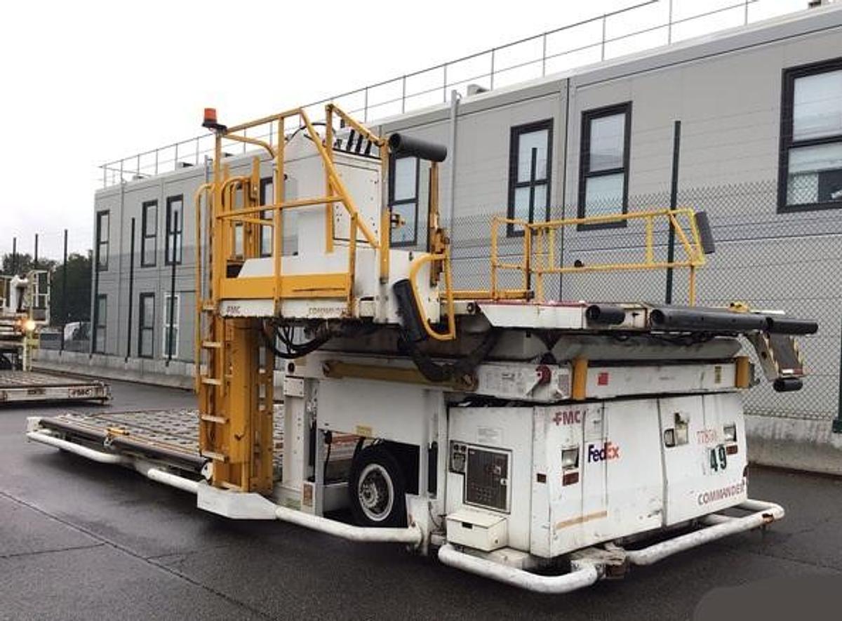 D'occasion 1991 Aircraft cargo loader FMC Lower Deck Loader Commander 15 Standard