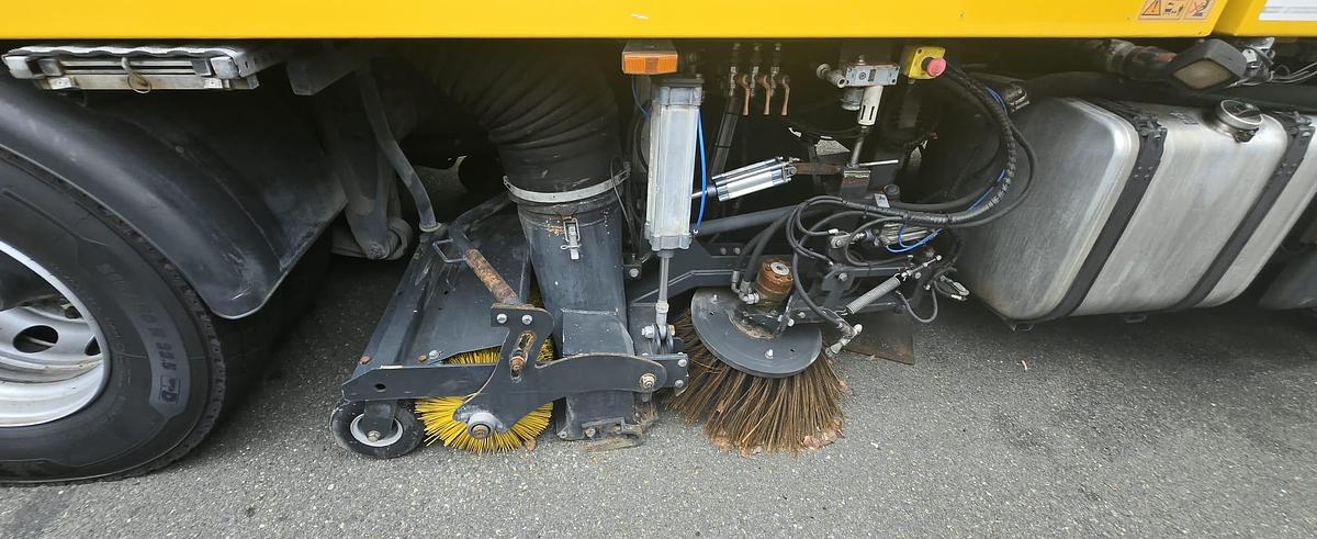 D'occasion Runway Sweeper John Beam 14000 on Scania Chassis