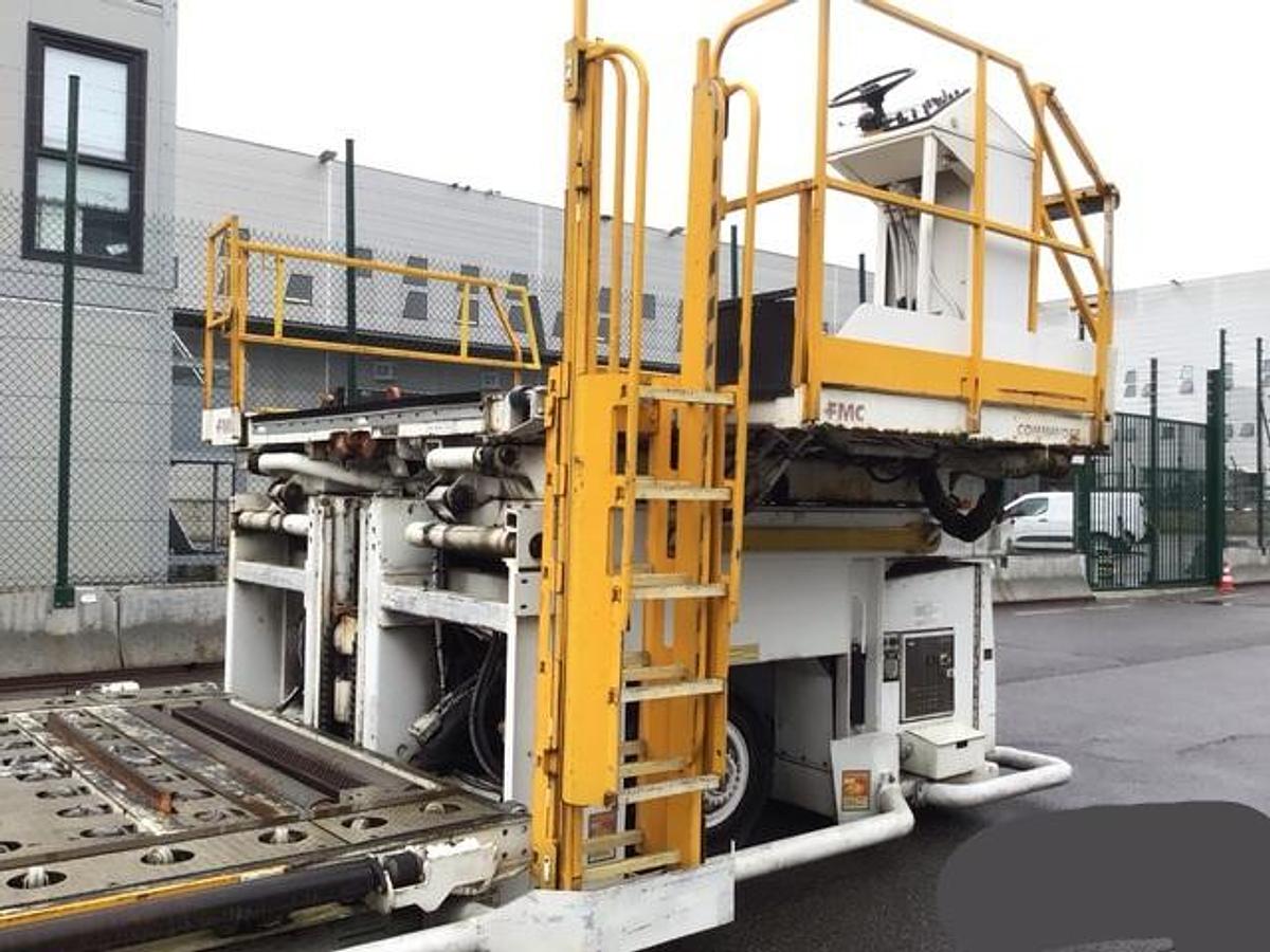 D'occasion 1991 Aircraft cargo loader FMC Lower Deck Loader Commander 15 Standard