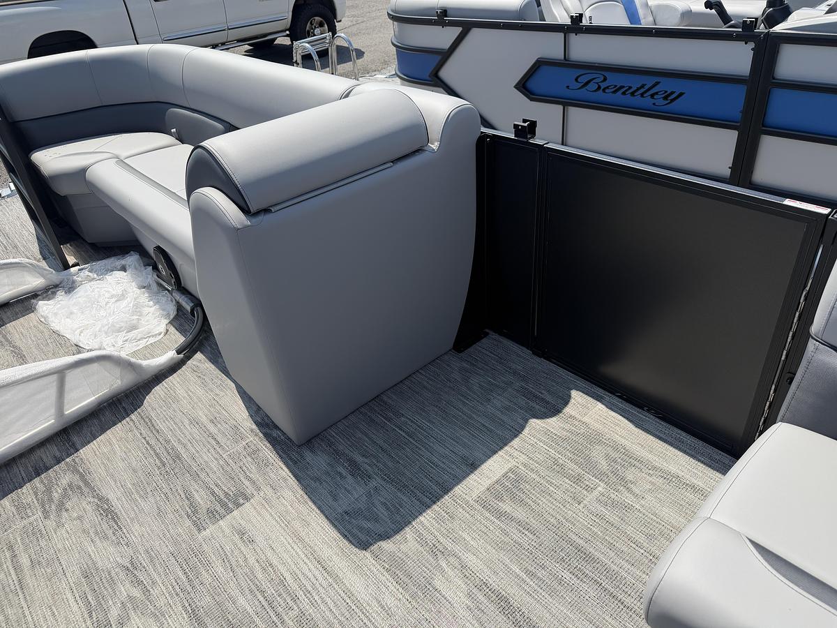 2027 Bentley Pontoons Bolt 200
