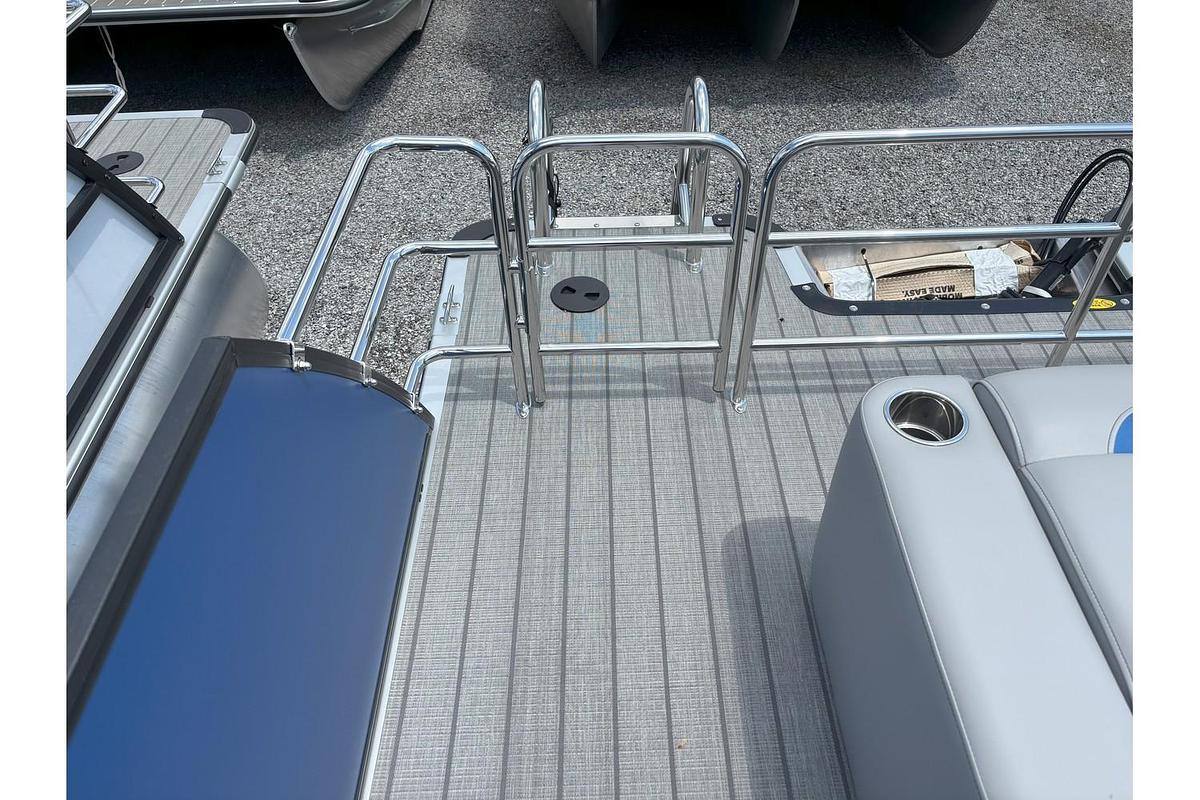 2025 Bentley Pontoons Legacy 203 Swingback