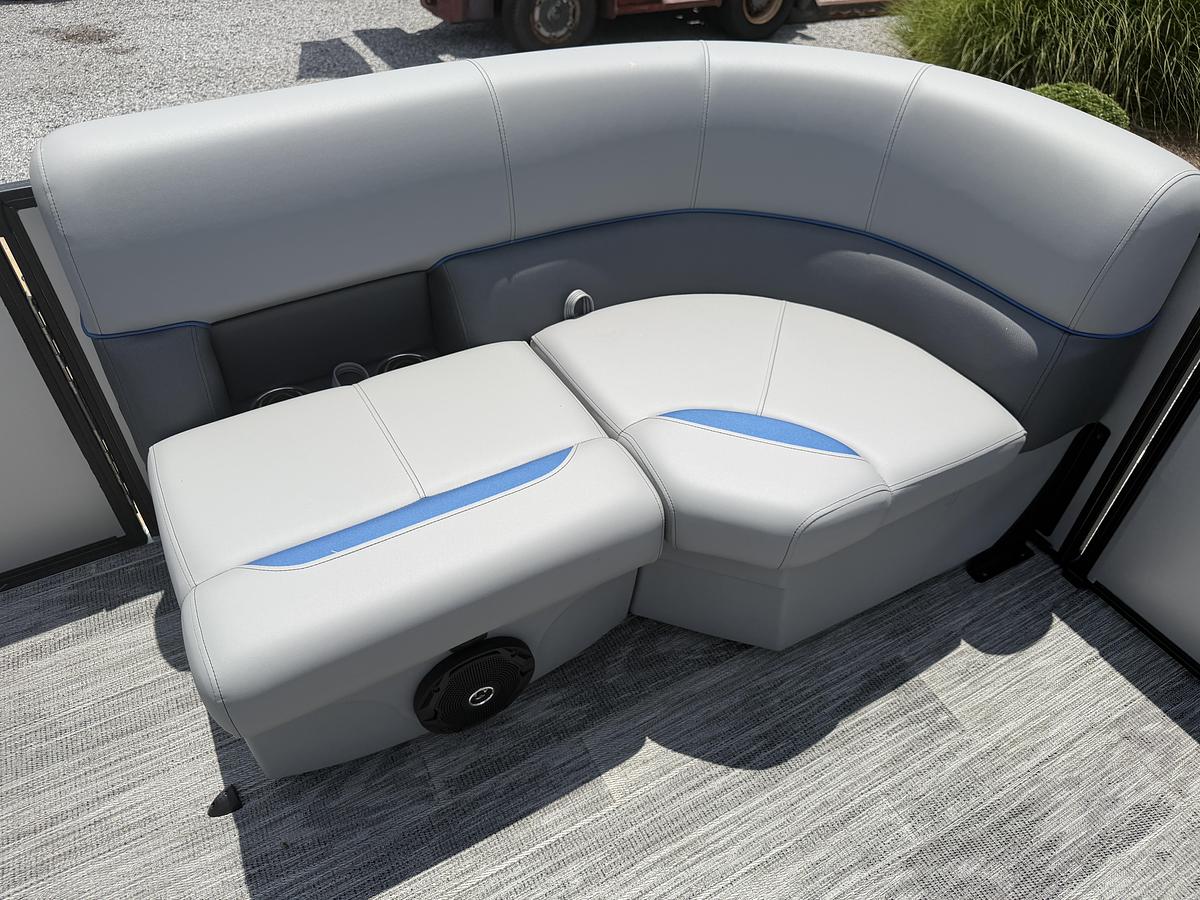 2027 Bentley Pontoons Bolt 203