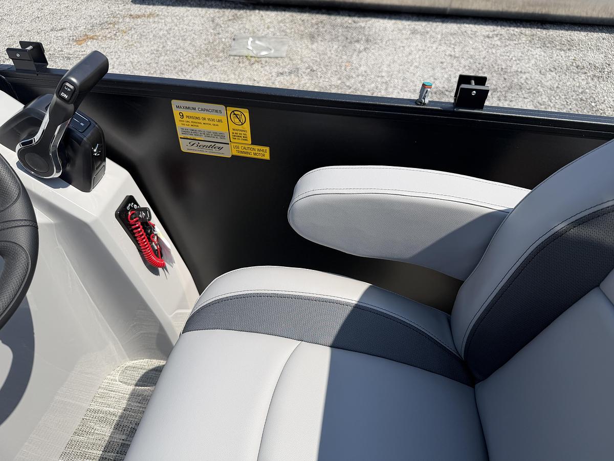 2027 Bentley Pontoons Bolt 200