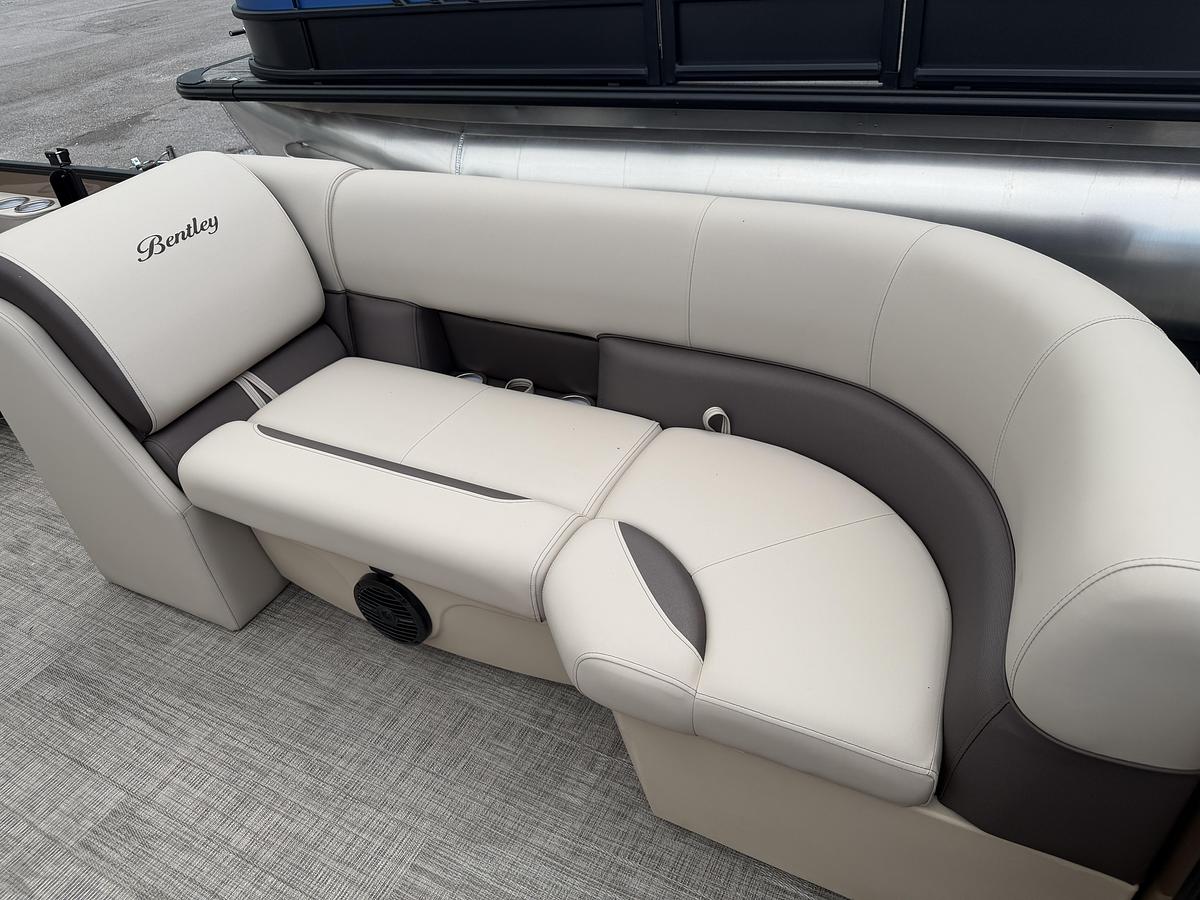 2027 Bentley Pontoons Legacy 223 Navigator