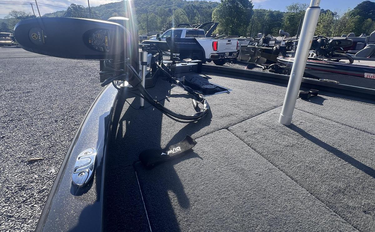 Used 2023 Avid Boats 18XB