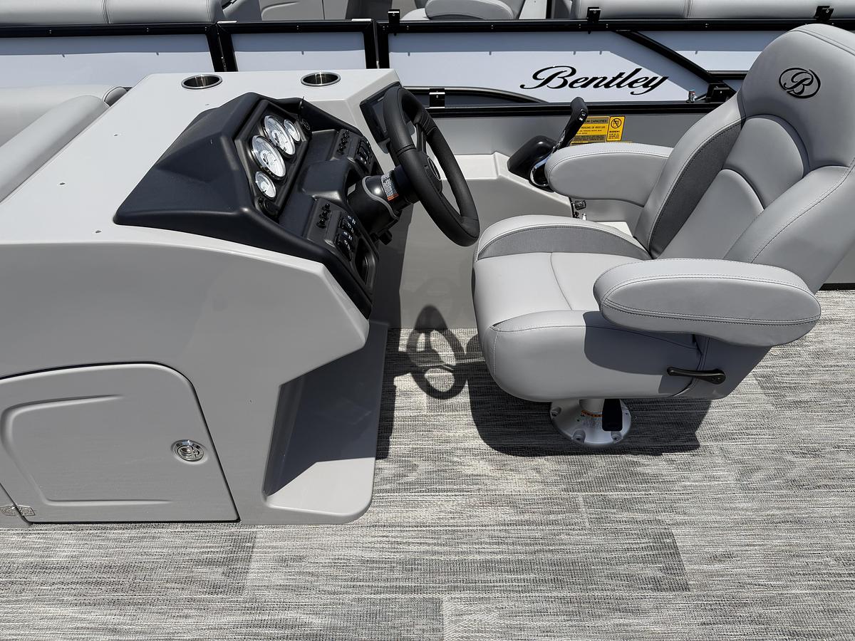 2026 Bentley Pontoons Legacy 200 Cruise