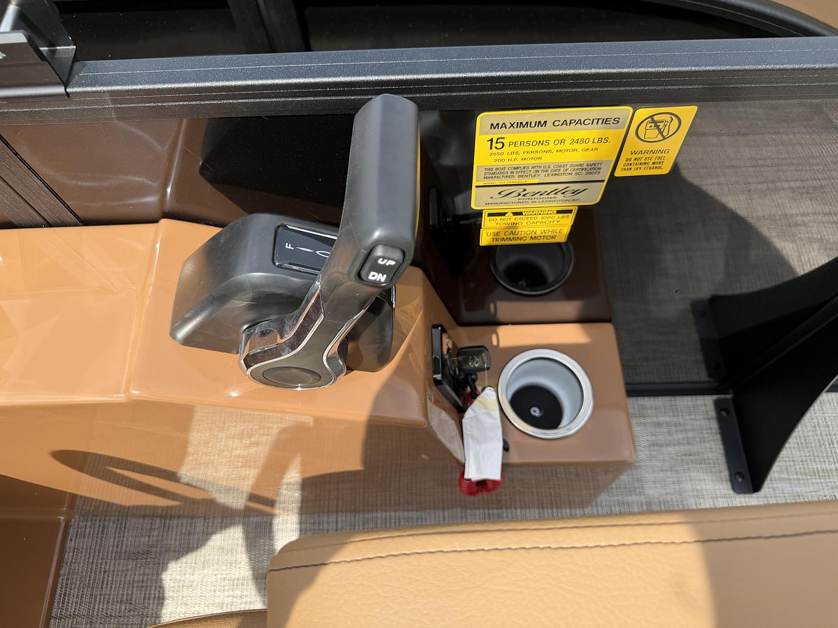 2027 Bentley Pontoons Legacy 223 Swingback