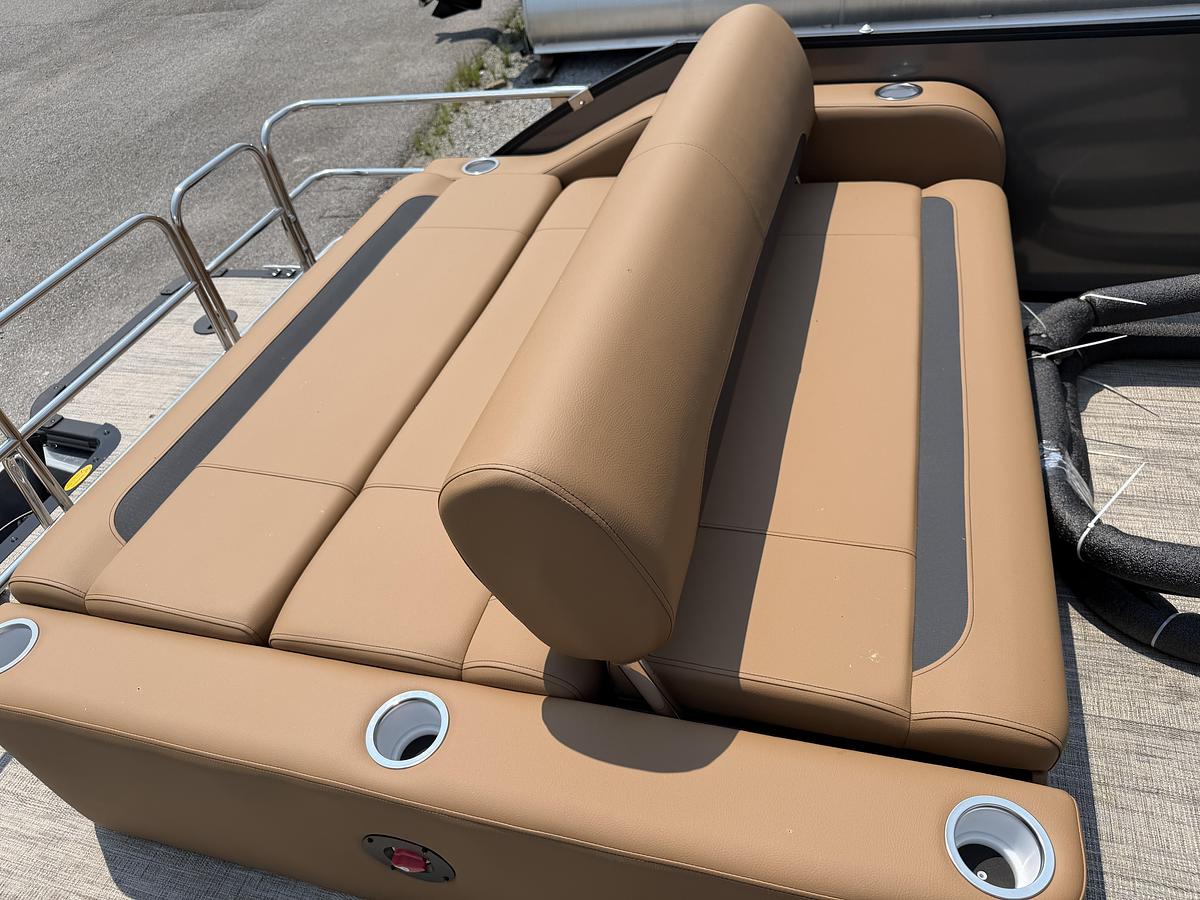 2027 Bentley Pontoons Legacy 223 Swingback