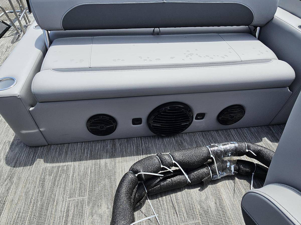 2026 Bentley Pontoons Legacy 223 Swingback