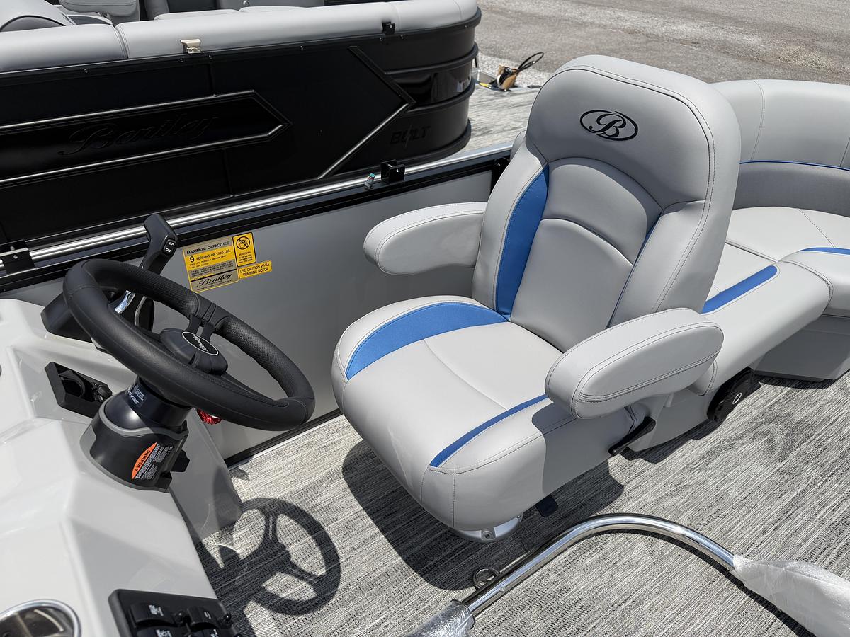 2027 Bentley Pontoons Bolt 203
