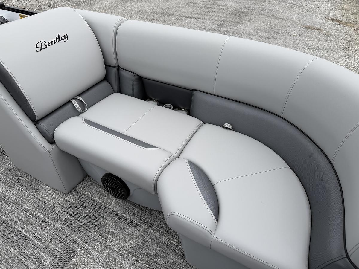 2026 Bentley Pontoons Legacy 223 Navigator