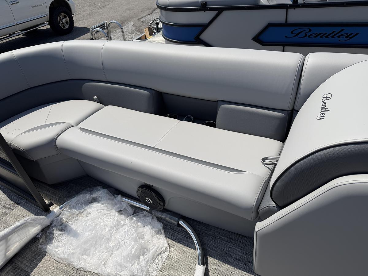 2027 Bentley Pontoons Bolt 200