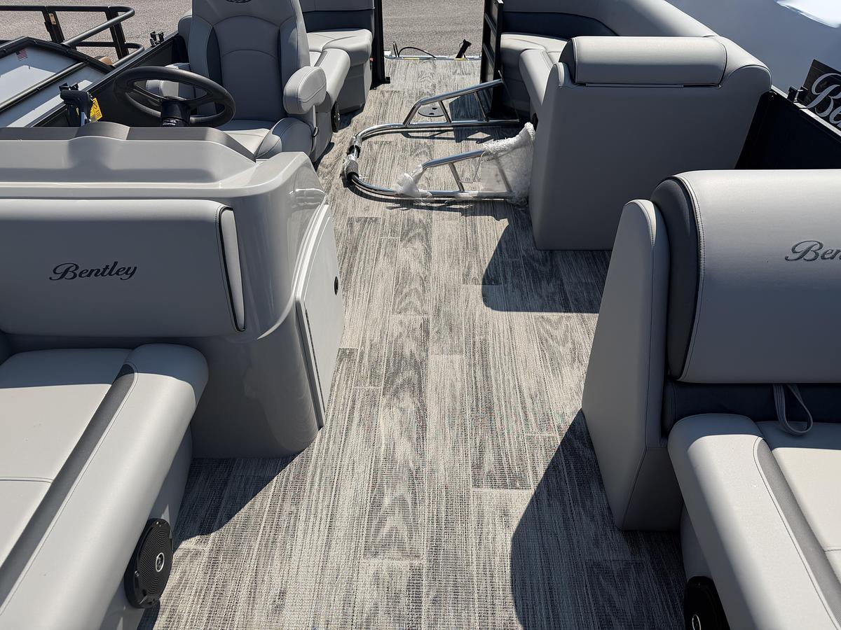 2027 Bentley Pontoons Bolt 223