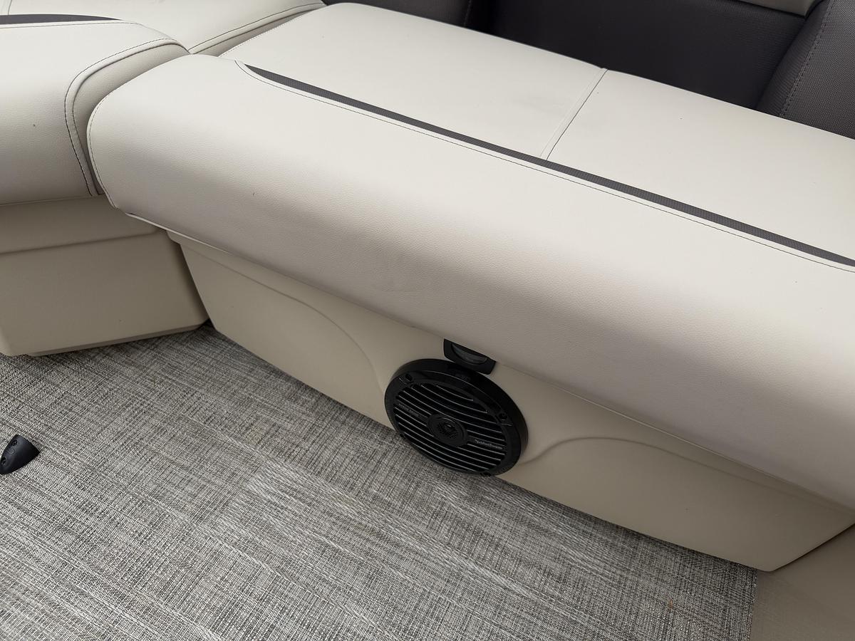 2027 Bentley Pontoons Legacy 223 Navigator