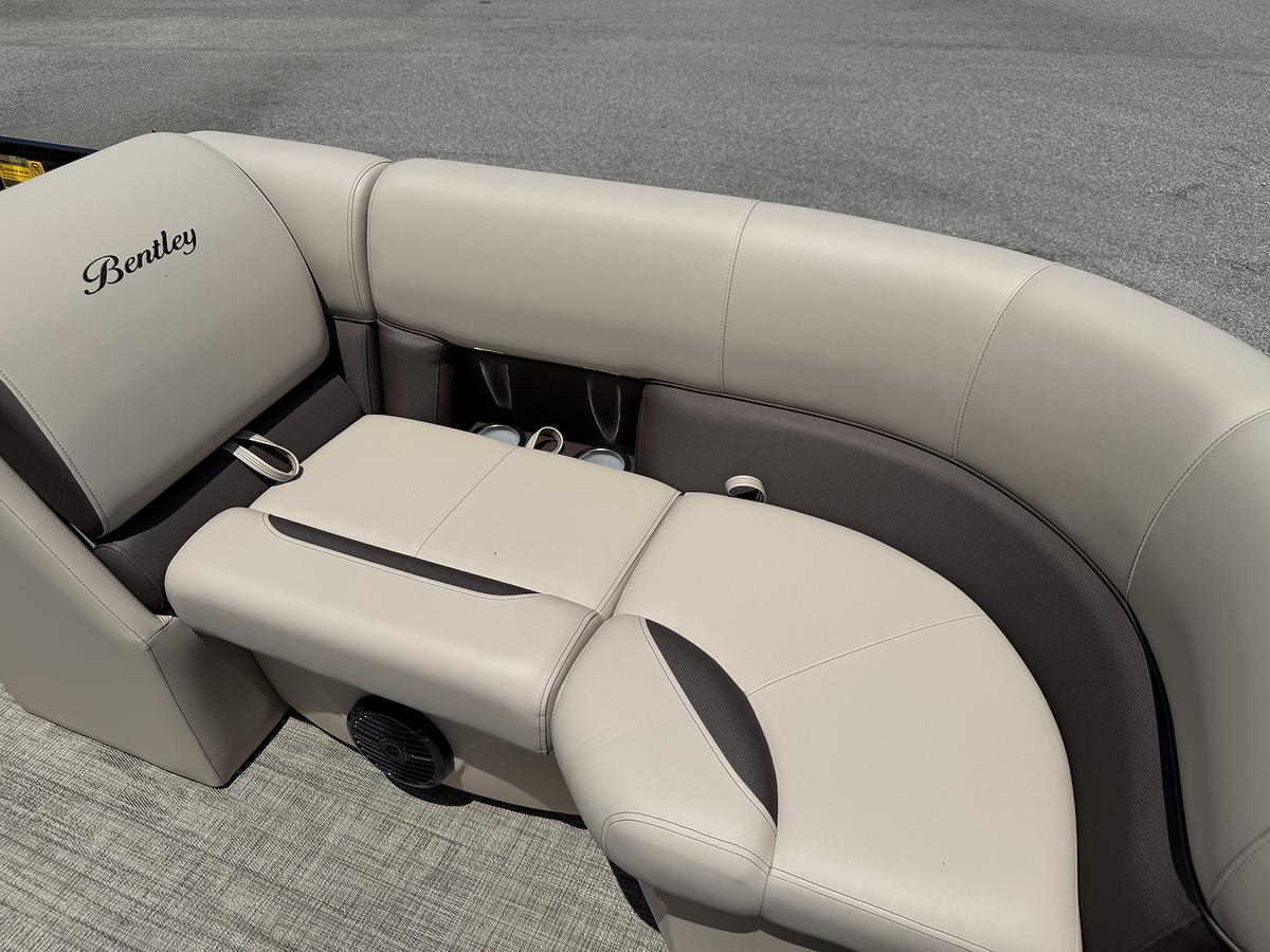 2027 Bentley Pontoons Legacy 223 Navigator