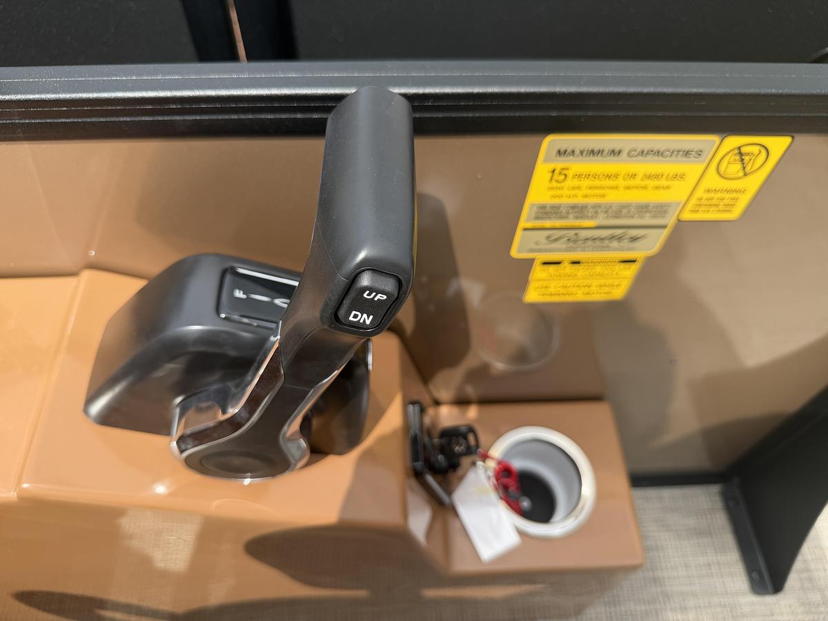 2027 Bentley Pontoons Legacy 223 Swingback