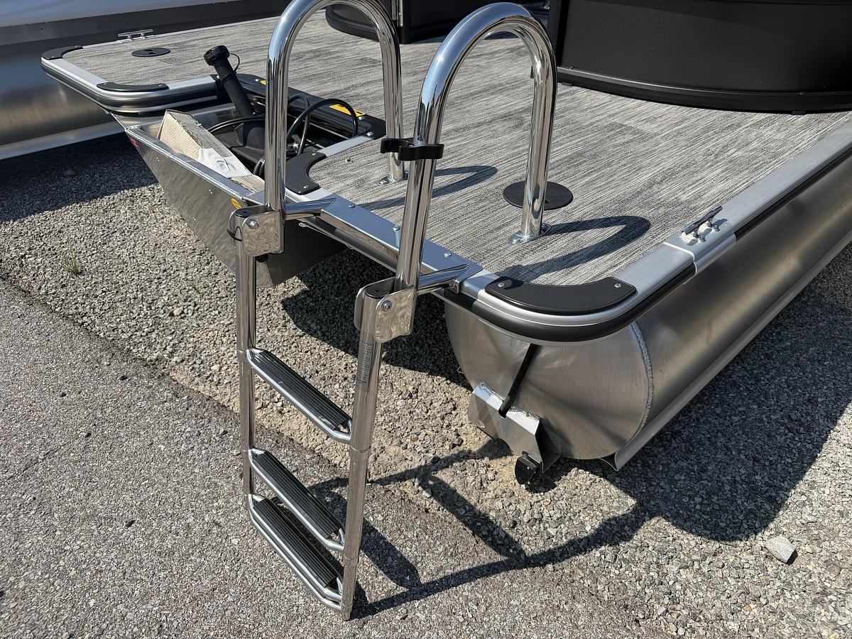 2027 Bentley Pontoons Bolt 223