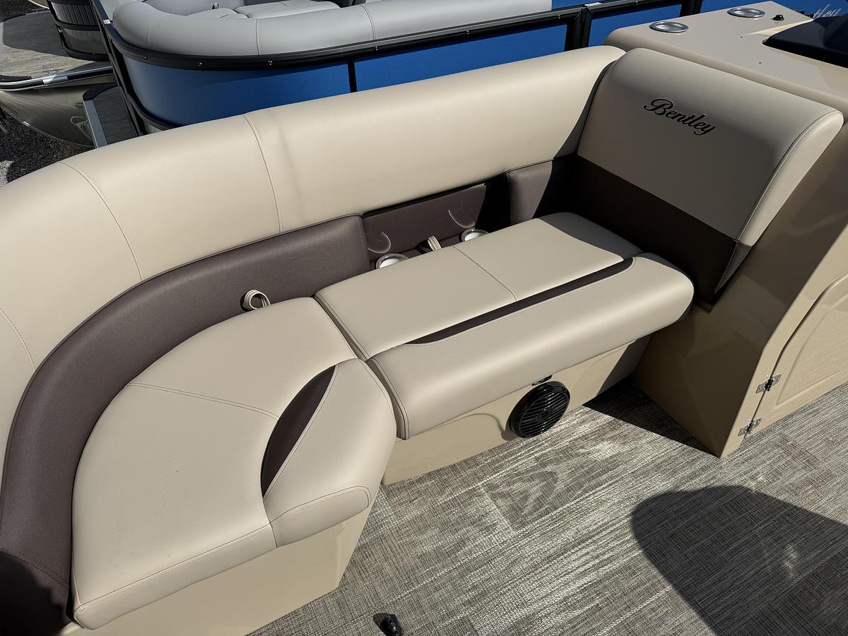 2026 Bentley Pontoons Legacy 223 Navigator