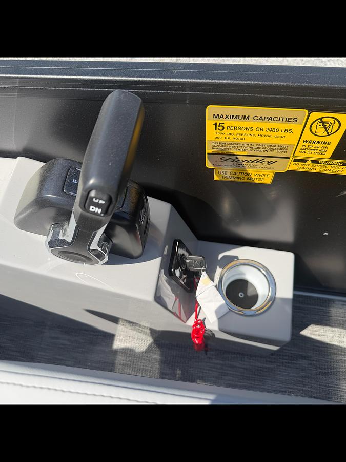 2026 Bentley Pontoons Legacy 223 Navigator