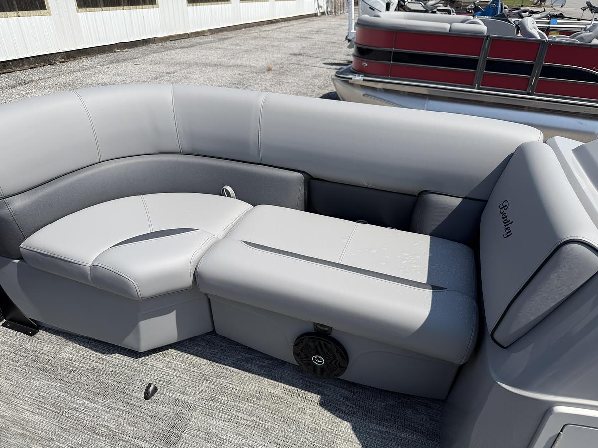 2027 Bentley Pontoons Bolt 200