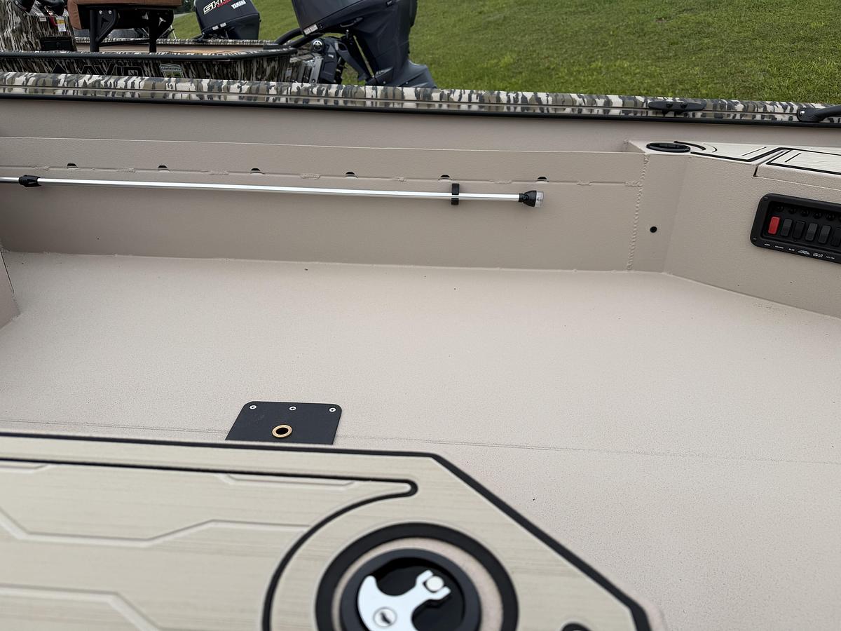 2026 Avid Boats 18 Commander Rogue