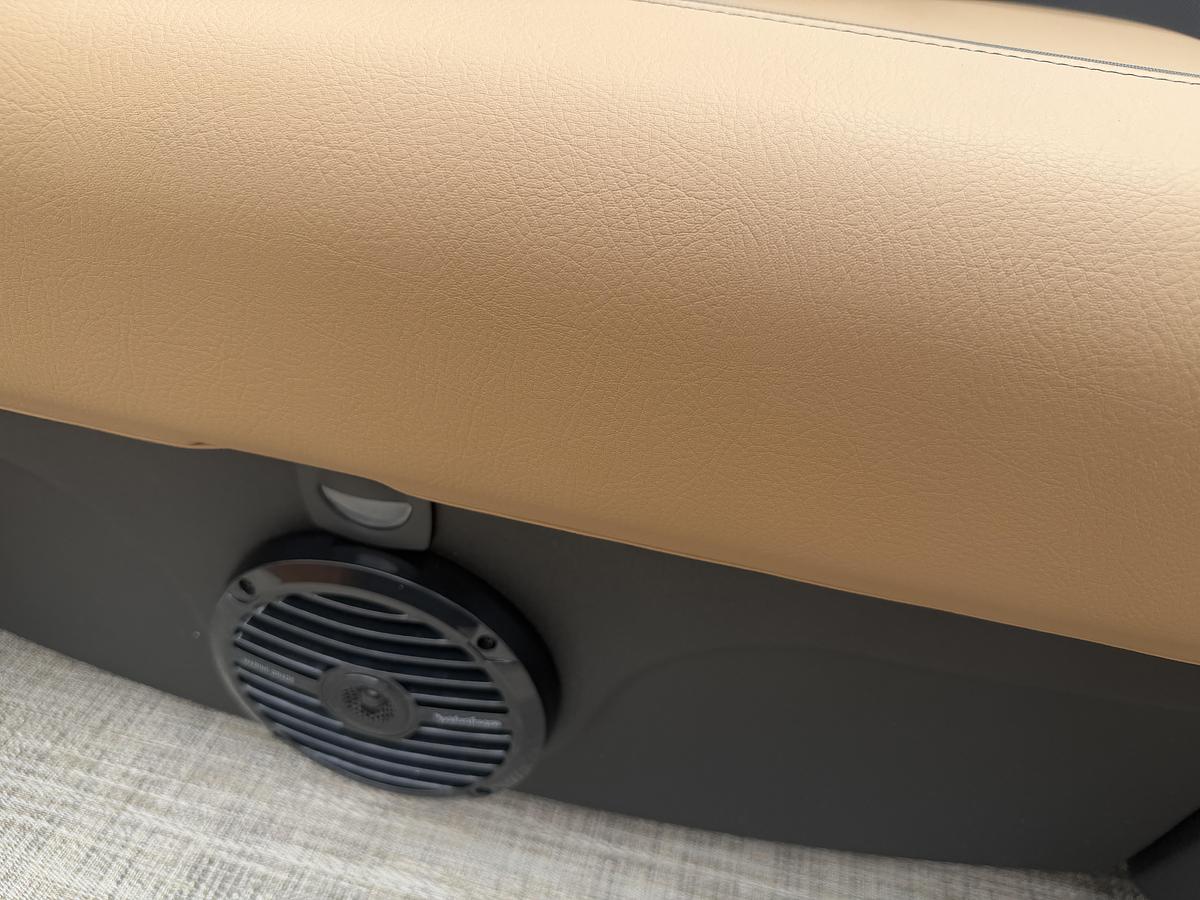 2027 Bentley Pontoons Legacy 223 Swingback