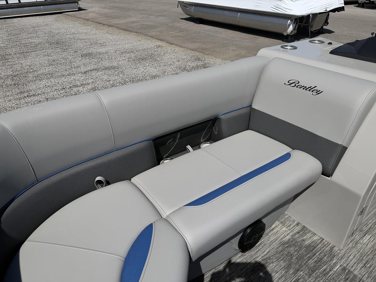 2026 Bentley Pontoons Legacy 223 Navigator