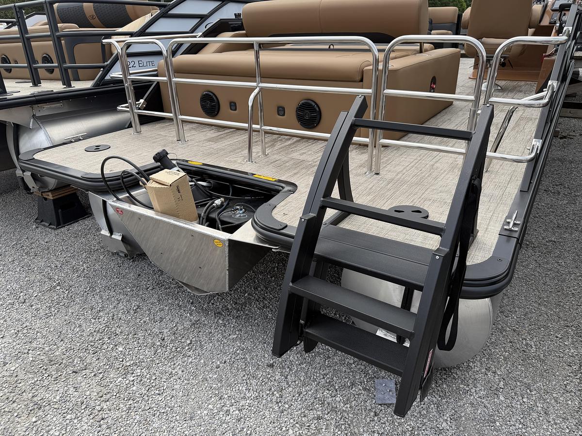 2027 Bentley Pontoons Legacy 223 Swingback