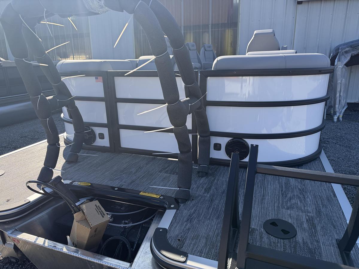 2026 Bentley Pontoons Legacy 223 DL Navigator