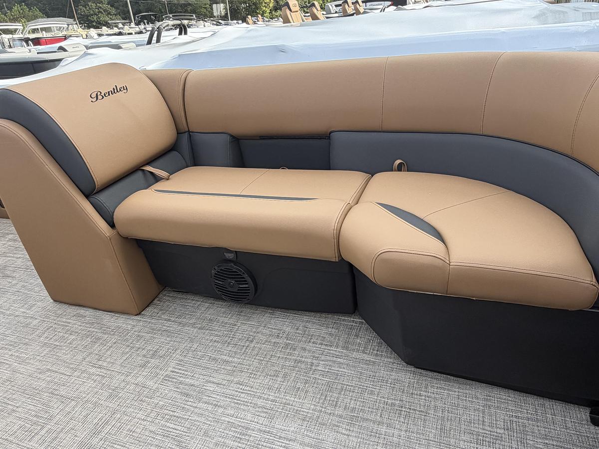 2027 Bentley Pontoons Legacy 223 Swingback