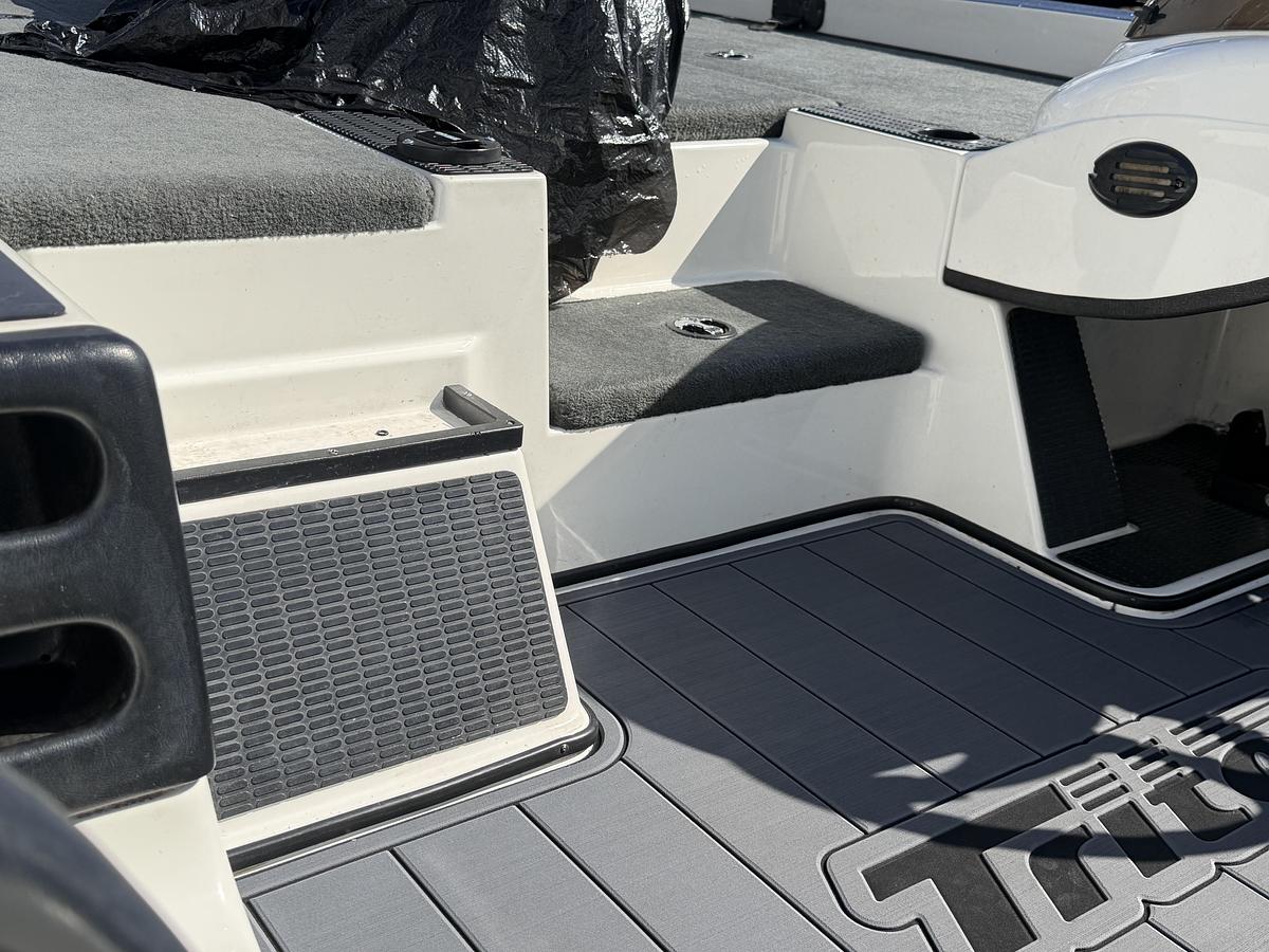 Used 2004 Triton Boats TR196