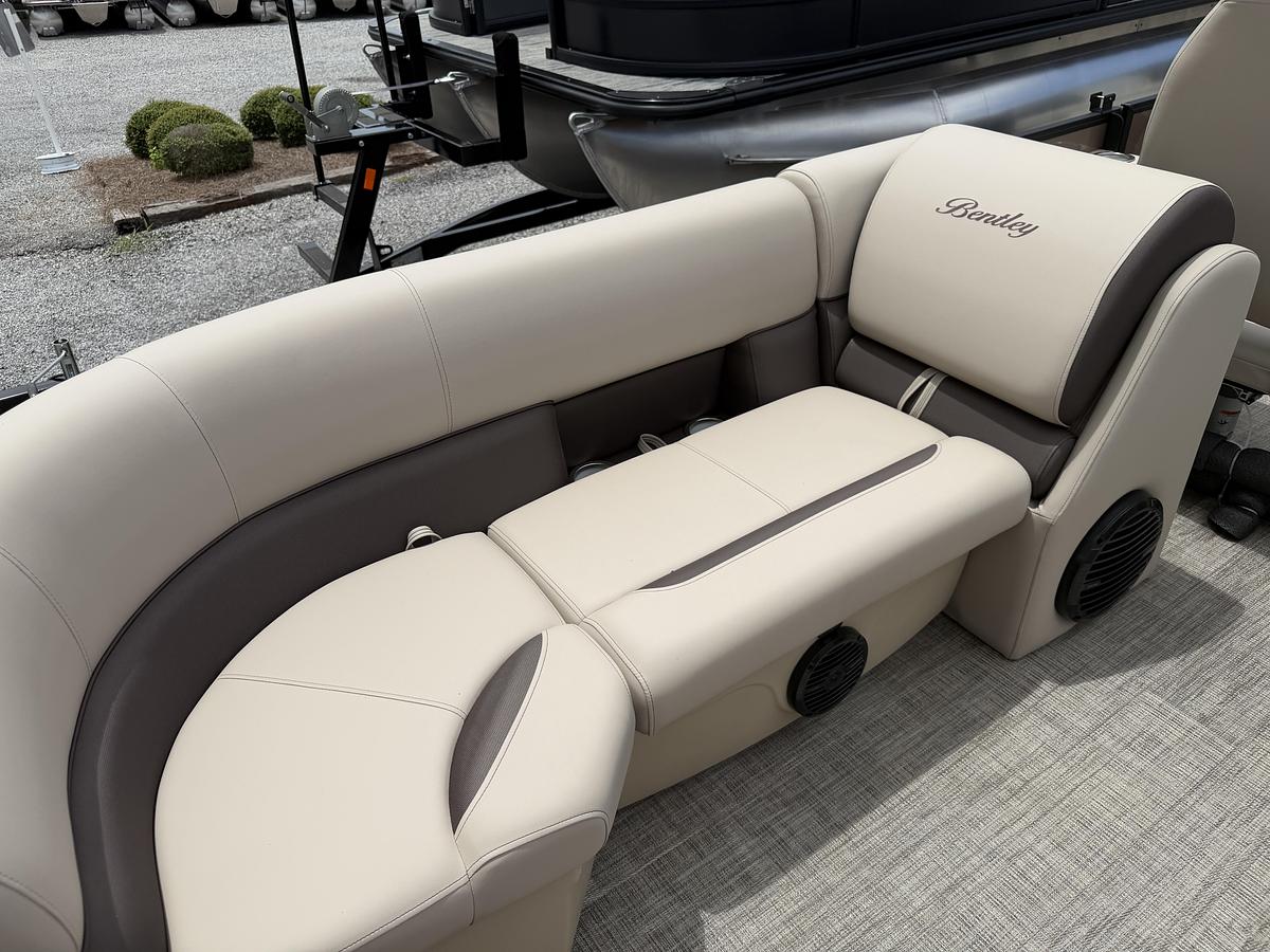 2027 Bentley Pontoons Legacy 223 Navigator