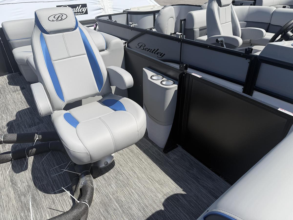 2026 Bentley Pontoons Legacy 223 Navigator