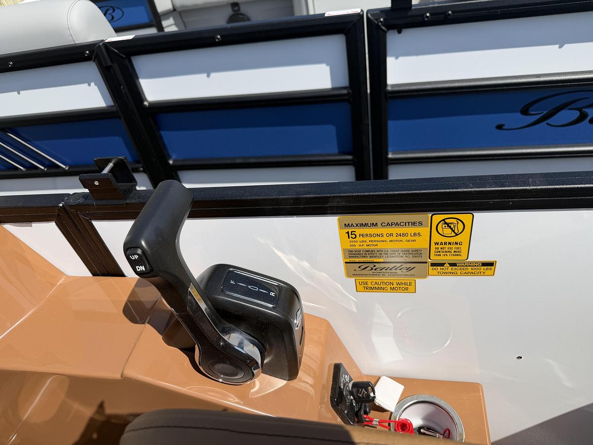 2026 Bentley Pontoons Legacy 223 Navigator