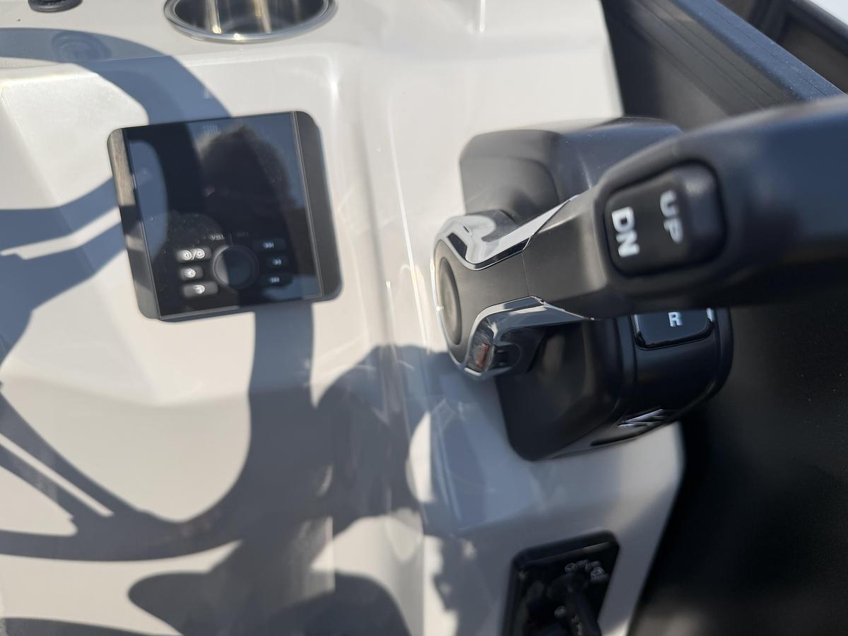 2027 Bentley Pontoons Bolt 223