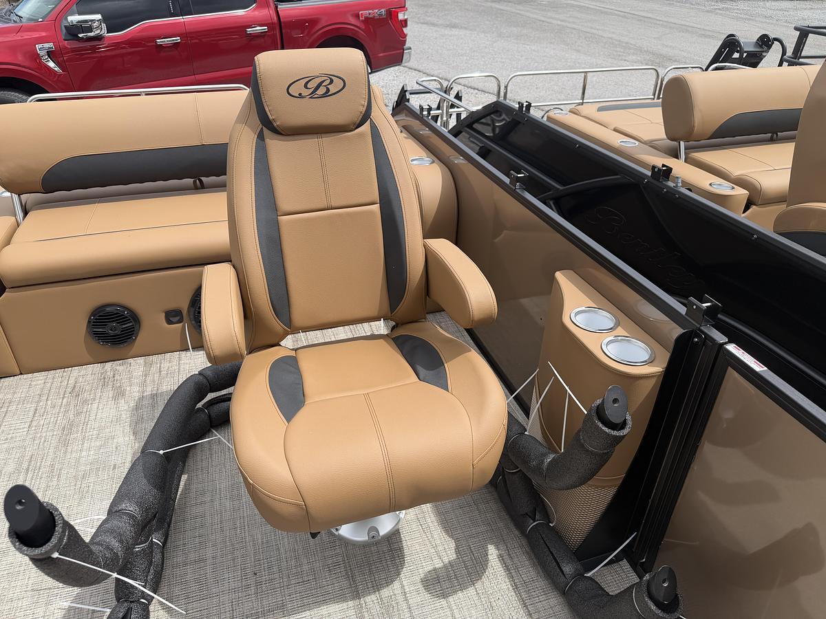2027 Bentley Pontoons Legacy 223 Swingback