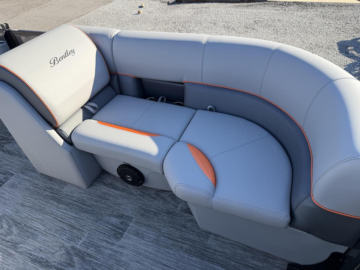 2026 Bentley Pontoons Legacy 200 Navigator