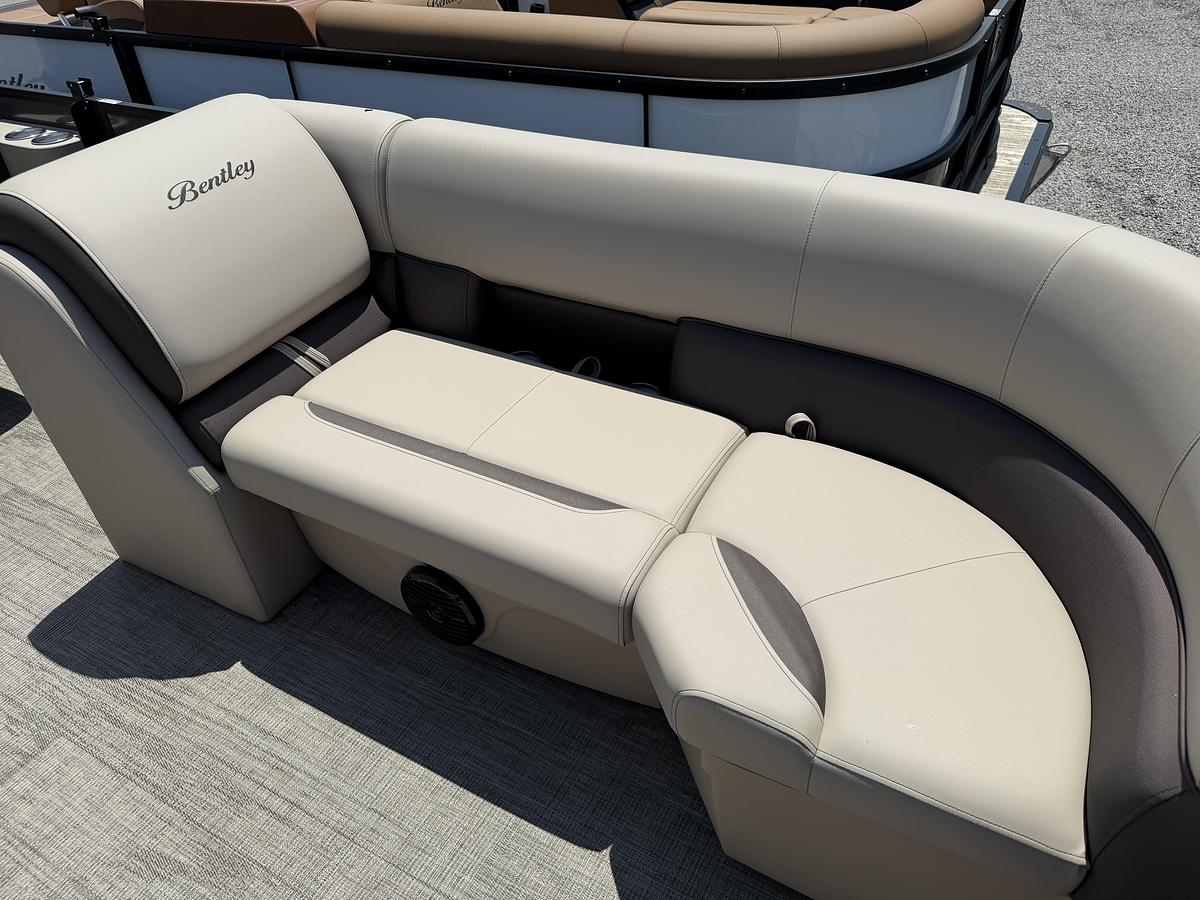 2027 Bentley Pontoons Legacy 223 Navigator
