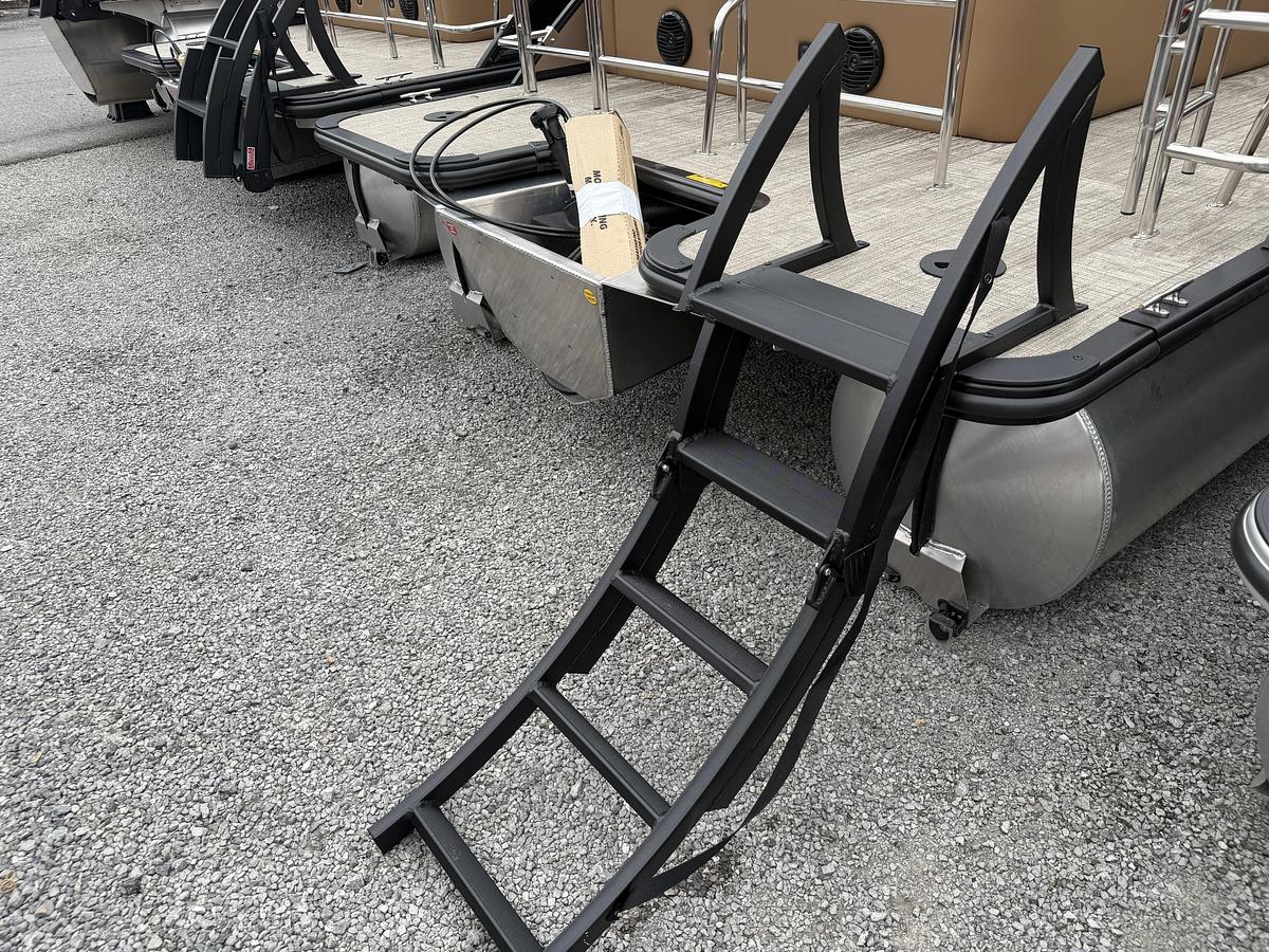 2027 Bentley Pontoons Legacy 223 Swingback