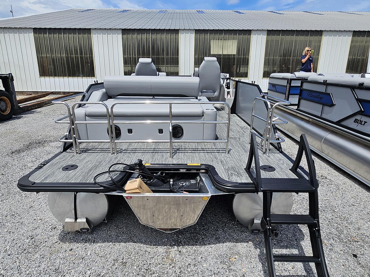 2026 Bentley Pontoons Legacy 223 Swingback
