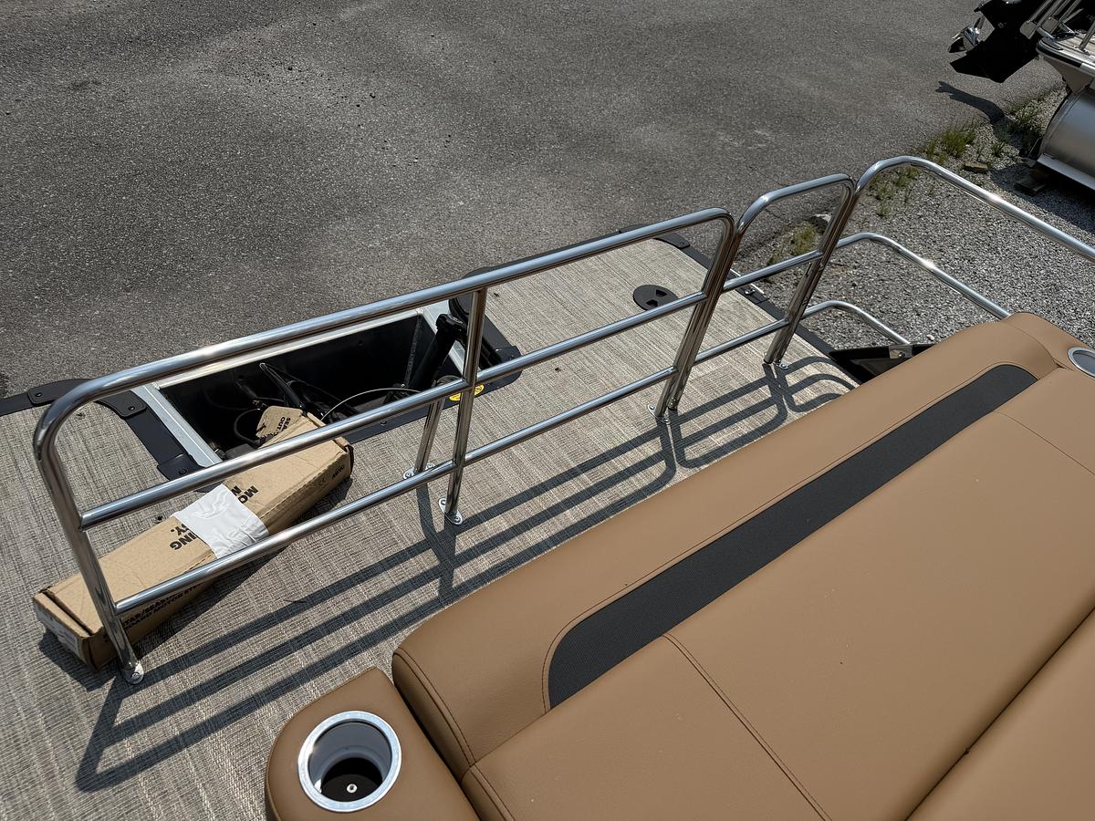 2027 Bentley Pontoons Legacy 223 Swingback