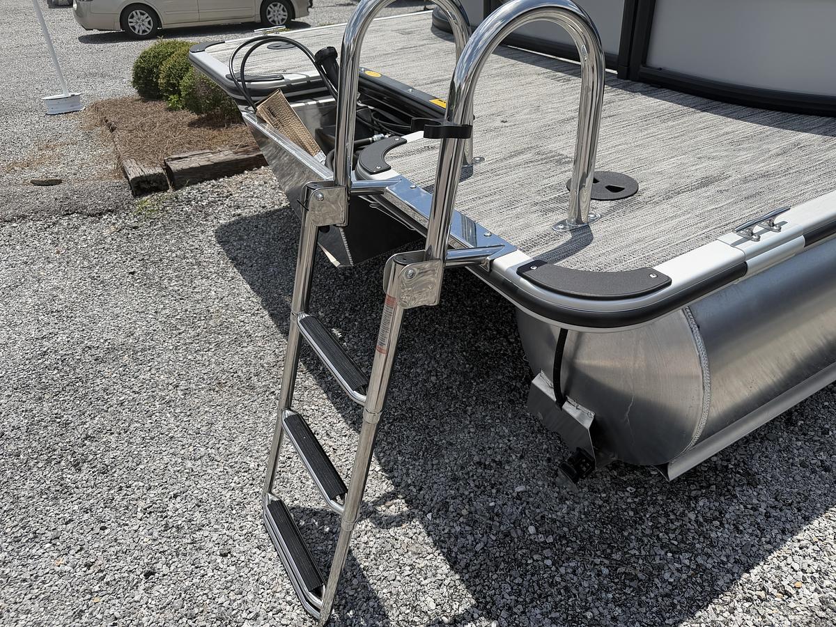2027 Bentley Pontoons Bolt 203