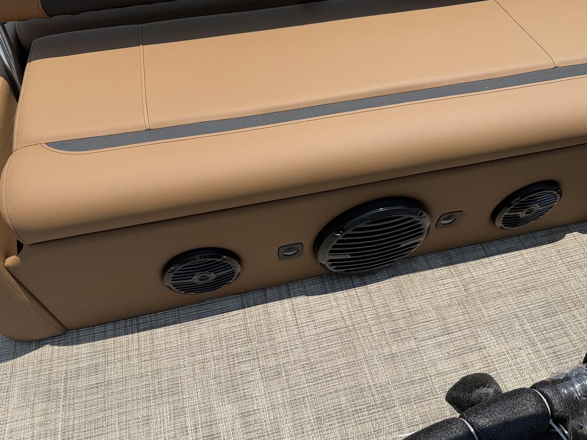 2027 Bentley Pontoons Legacy 223 Swingback