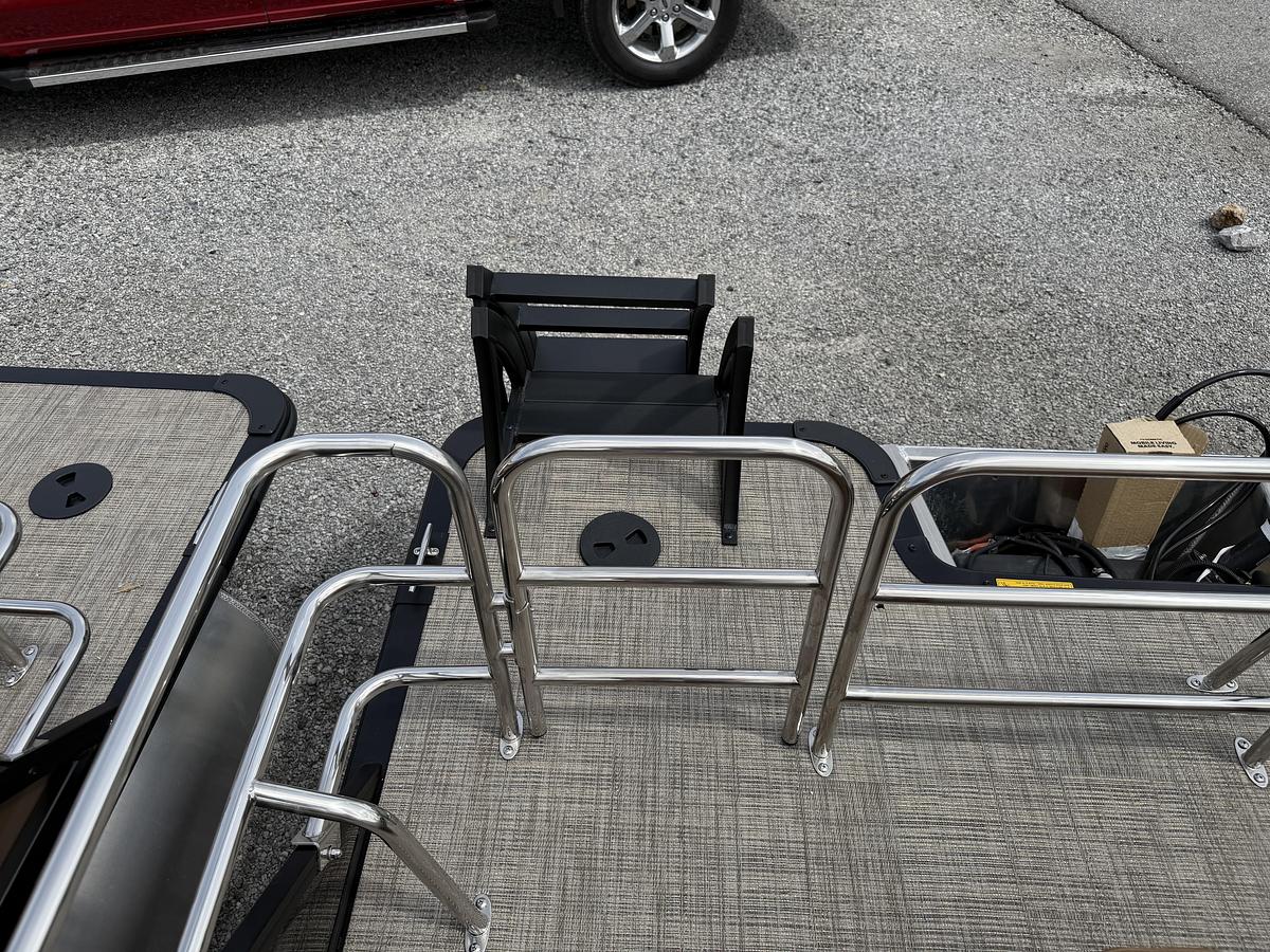 2027 Bentley Pontoons Legacy 223 Swingback