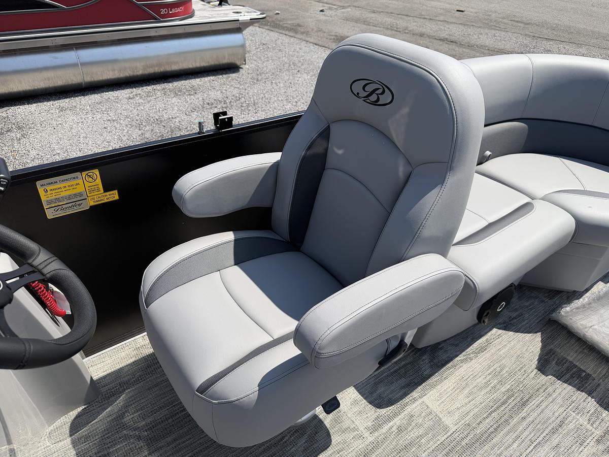 2027 Bentley Pontoons Bolt 200