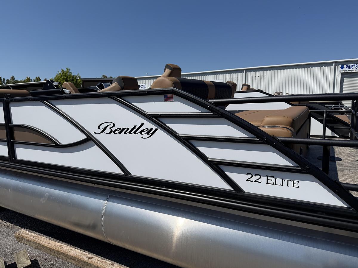2027 Bentley Pontoons Legacy 223 Swingback DC