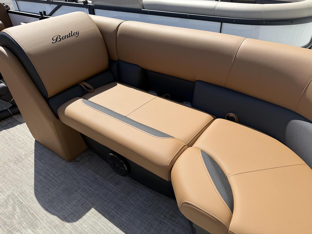 2026 Bentley Pontoons Legacy 223 Navigator