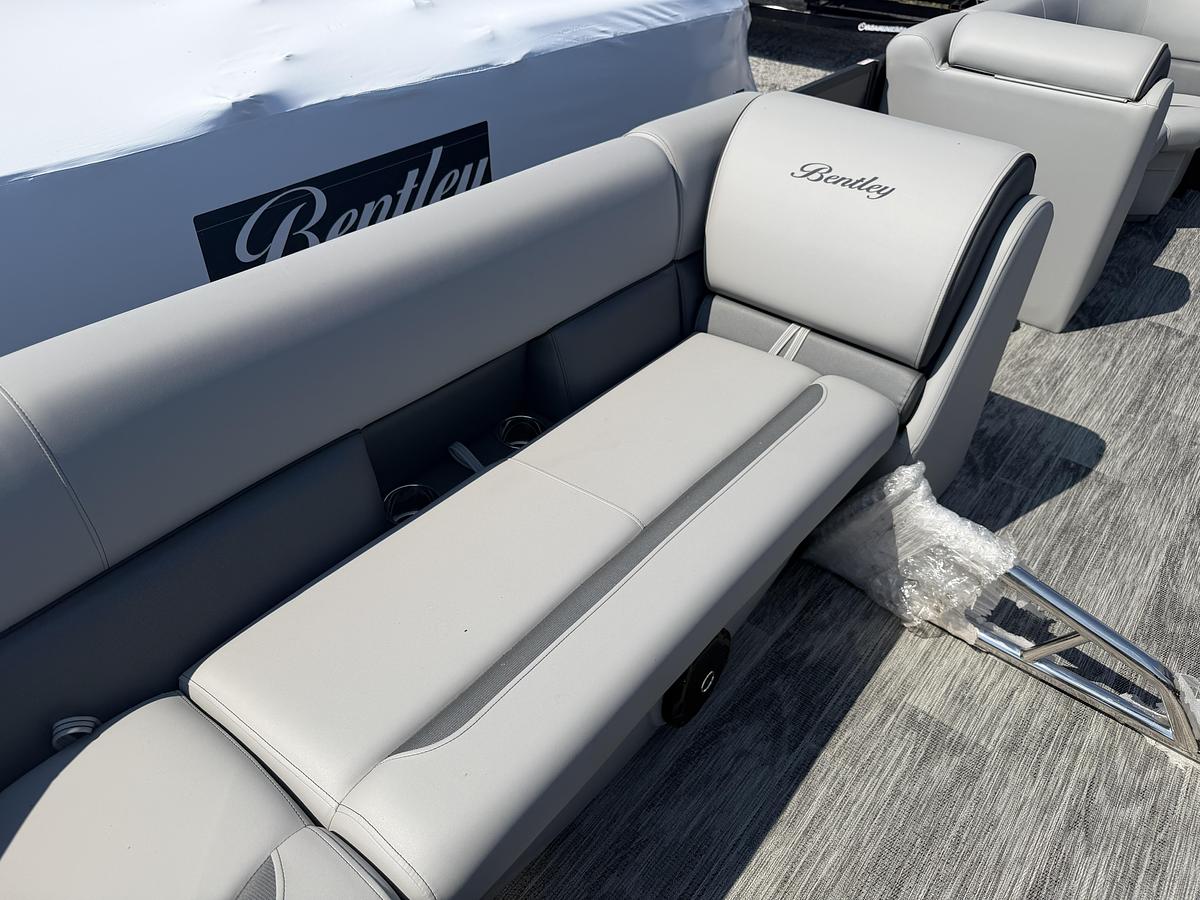 2027 Bentley Pontoons Bolt 223