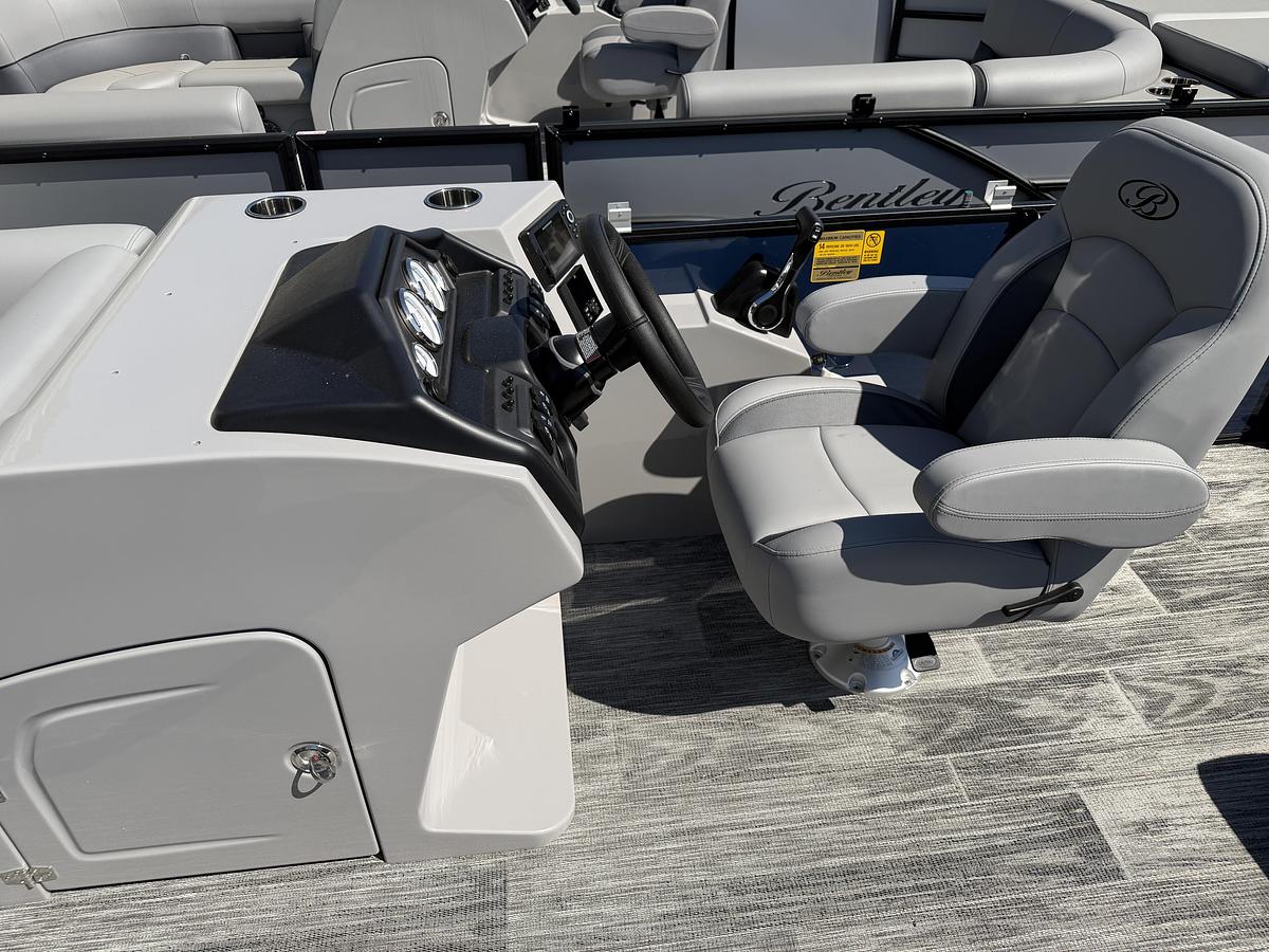 2026 Bentley Pontoons Legacy 200 Cruise