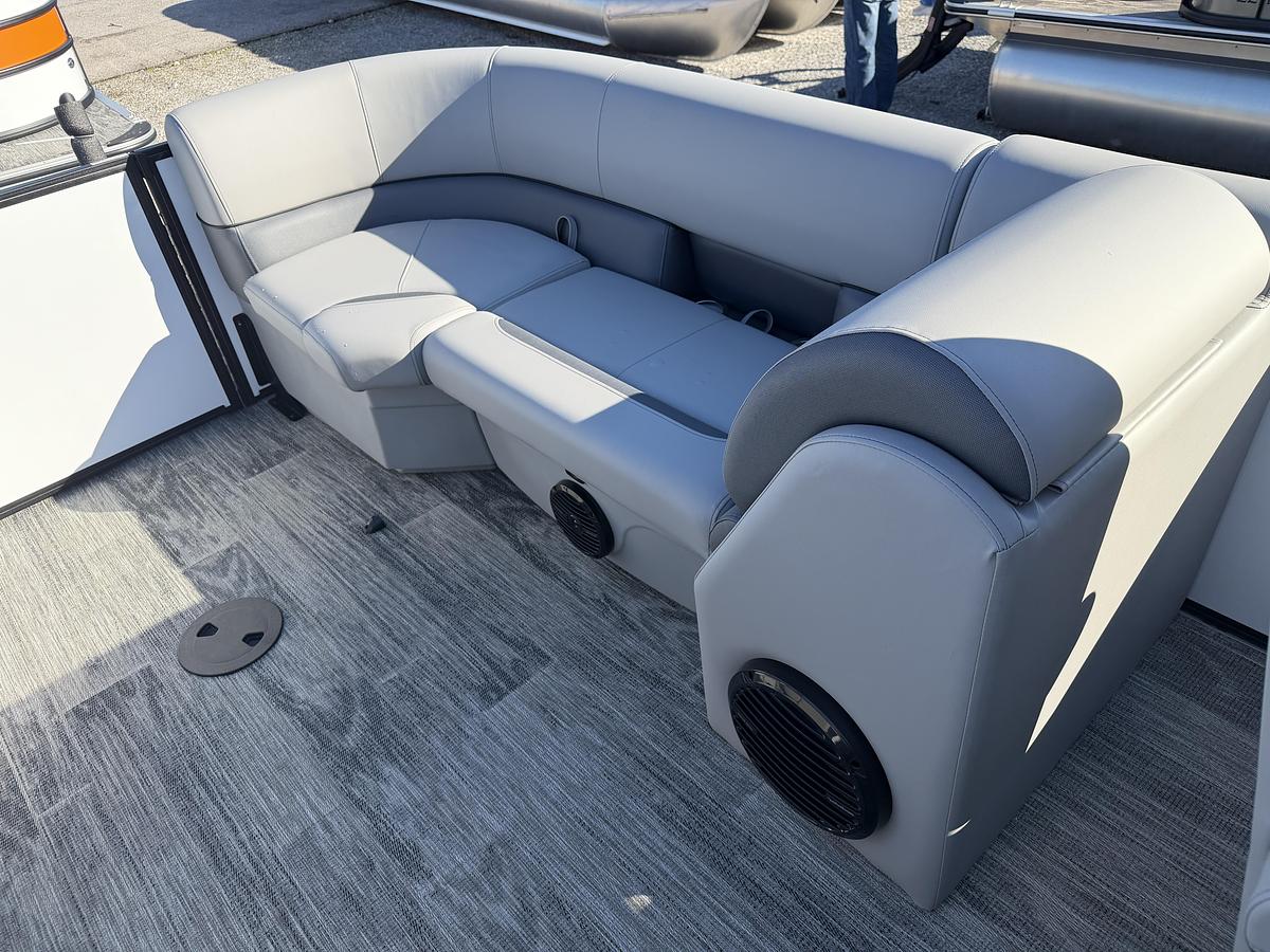 2026 Bentley Pontoons Legacy 223 DL Navigator